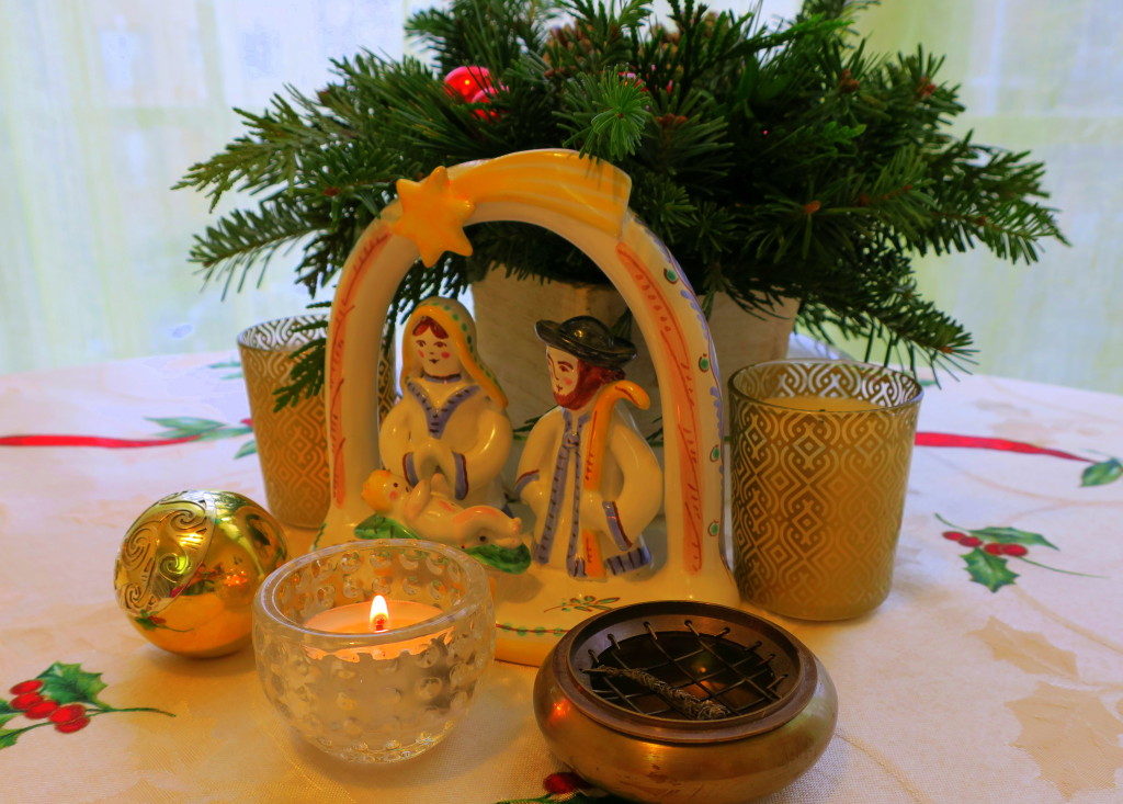 Jednoduchý vánoční oltář na kuchyňském stole - klíčové je, aby předměty na oltáři měly pro vás hluboký význam a symboliku 